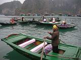 12-Baia di Halong-Ancora le donne remano....